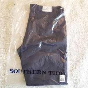 MEN'S SOUTHERN TIDE SKIPJACK CLASSIC FIT KHAKIS